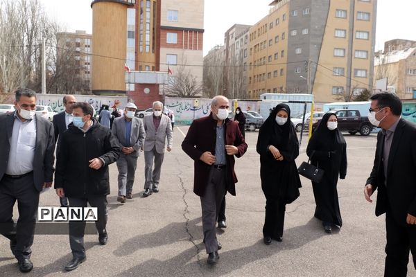 کاشت نهال میوه در روز درختکاری