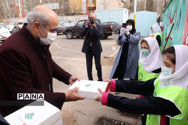 کاشت نهال میوه در روز درختکاری