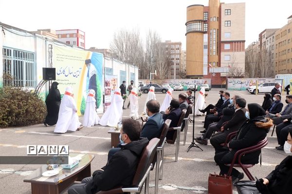 کاشت نهال میوه در روز درختکاری