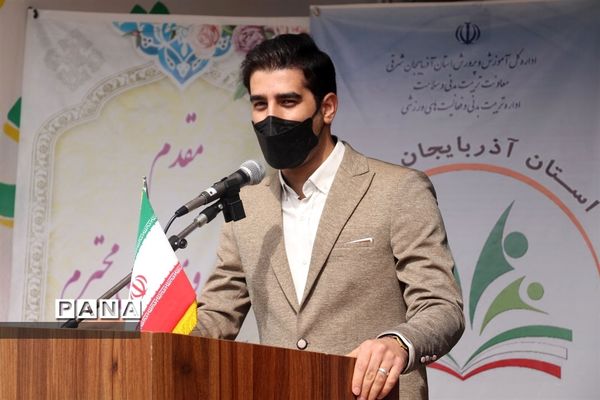 کاشت نهال میوه در روز درختکاری