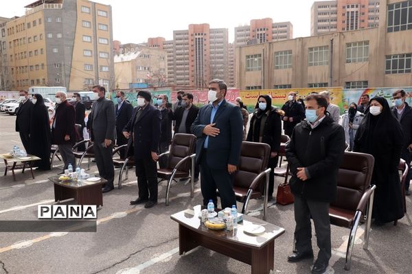 کاشت نهال میوه در روز درختکاری