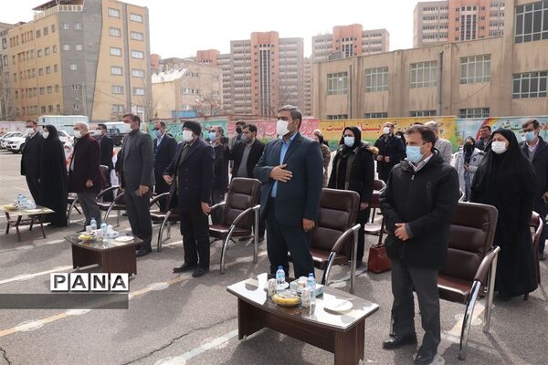 کاشت نهال میوه در روز درختکاری
