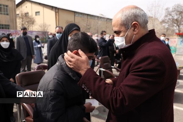 کاشت نهال میوه در روز درختکاری