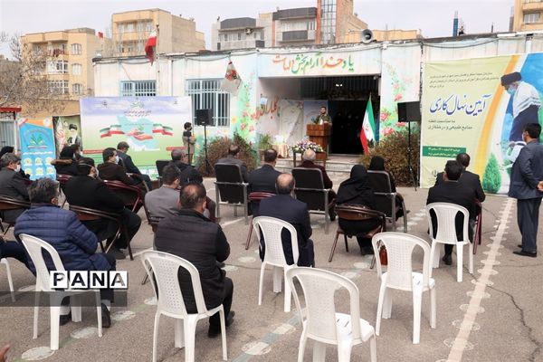 کاشت نهال میوه در روز درختکاری