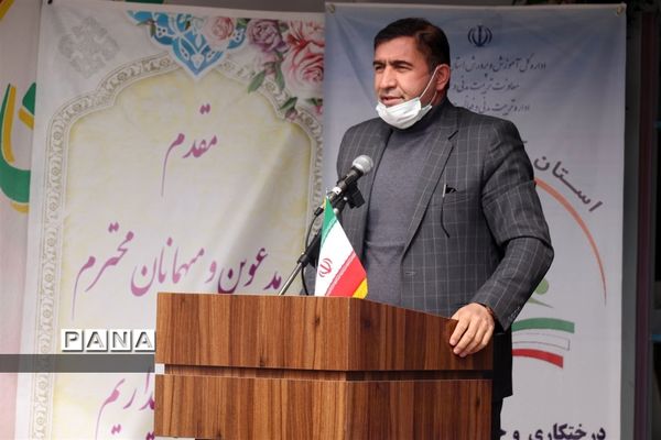 کاشت نهال میوه در روز درختکاری