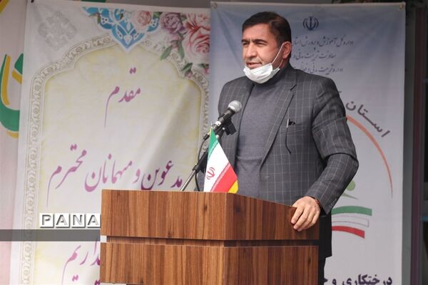 کاشت نهال میوه در روز درختکاری