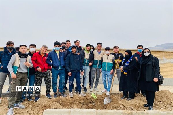 کاشت نهال در مراتع جوزک مانه و سملقان