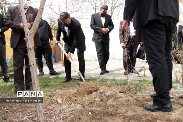 برگزاری آیین گرامیداشت روز درختکاری در آموزش و پرورش ناحیه سه مشهد مقدس