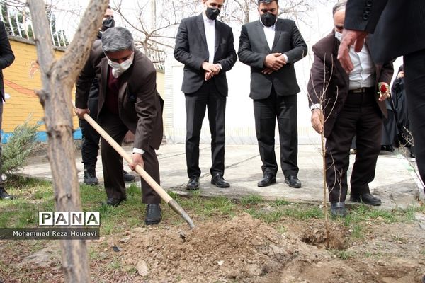 برگزاری آیین گرامیداشت روز درختکاری در آموزش و پرورش ناحیه سه مشهد مقدس