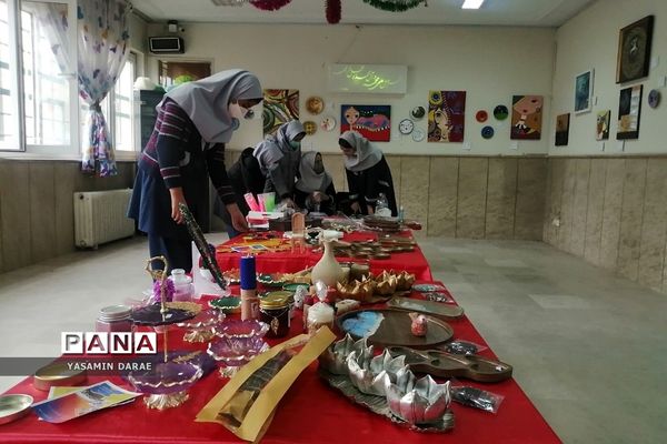 برگزاری نمایشگاه فرهنگی هنری در دبستان دخترانه نرگس پردیس