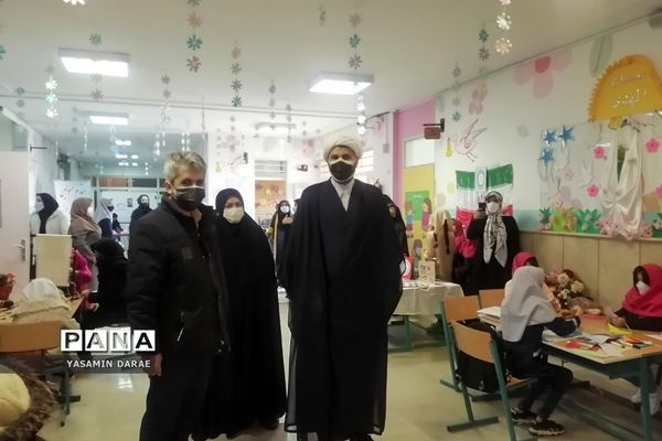 برگزاری نمایشگاه فرهنگی هنری در دبستان دخترانه نرگس پردیس