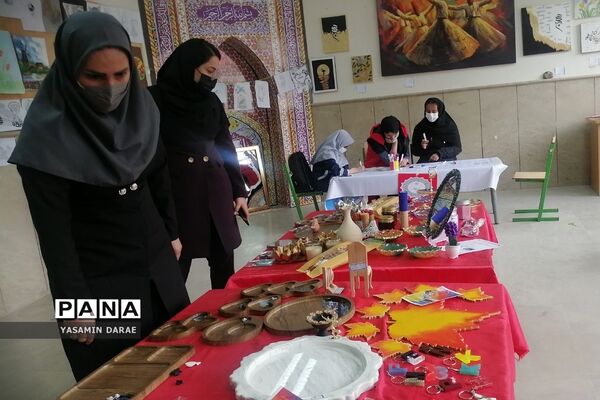 برگزاری نمایشگاه فرهنگی هنری در دبستان دخترانه نرگس پردیس