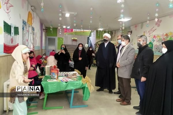 برگزاری نمایشگاه فرهنگی هنری در دبستان دخترانه نرگس پردیس