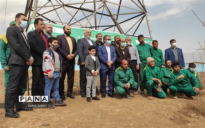 در افتتاح پردیس سبز سلام، دانش‌آموزان باقرشهر ۲۵۰ نهال کاشتند