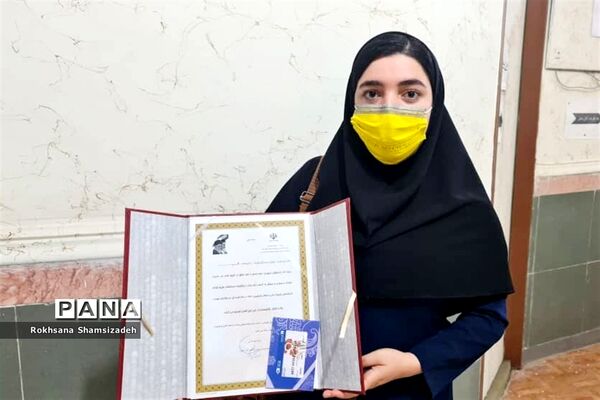 تقدیر از دانش‌آموز برتر کشوری در مسابقات وزارت آموزش و پرورش در امیدیه
