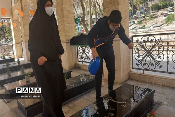 کاشت درخت به نیابت از شهیدان در رودهن