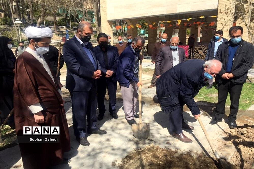 کاشت درخت به نیابت از شهیدان در رودهن
