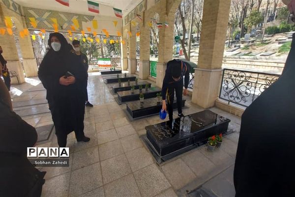 کاشت درخت به نیابت از شهیدان در رودهن