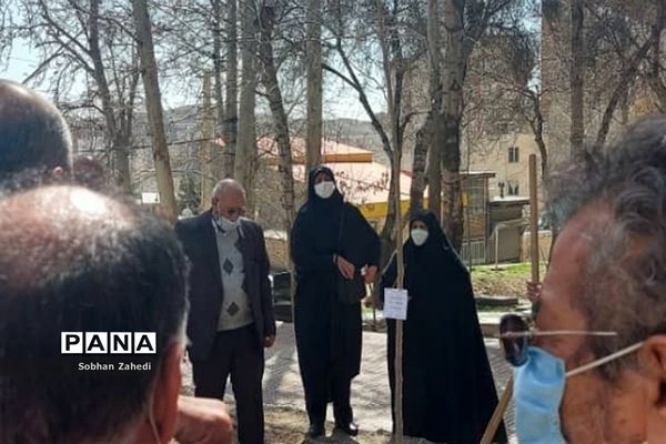 کاشت درخت به نیابت از شهیدان در رودهن