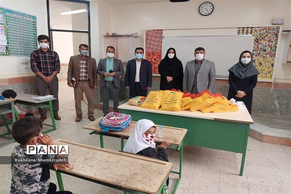 توزیع بسته‌های کمک آموزشی رایگان به روستاهای دارای ضریب محرومیت در امیدیه