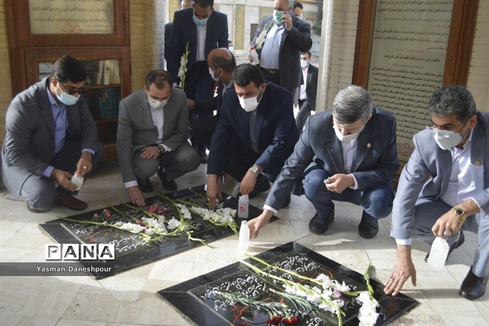 تجدید میثاق سرپرست معاونت پرورشی و فرهنگی وزارت آموزش و پرورش با آرمان های مقدس شهدا در بوشهر
