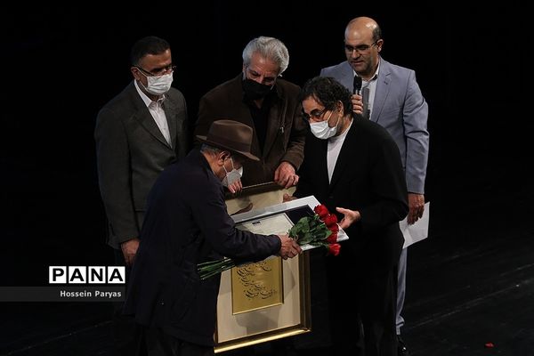 نخستین جایزه بین‌المللی حکیم نظامی