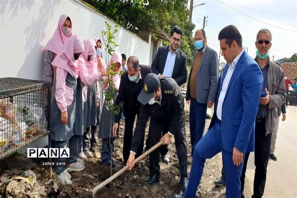 اجرای طرح کمربند سبز روستای شومیا محمودآباد با کاشت یک هزار نهال