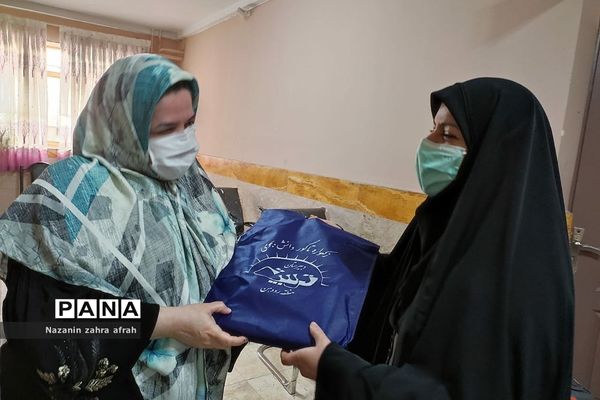 مراسم تقدیر از دانش‌آموزان و دبیران مدرسه تربیت رودهن