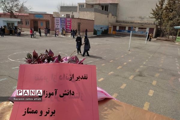 مراسم تقدیر از دانش‌آموزان و دبیران مدرسه تربیت رودهن