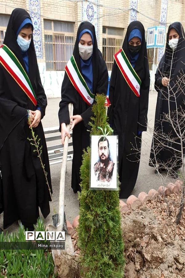 بزرگداشت شهدا در دبیرستان شاهد حجاب منطقه ۱۳