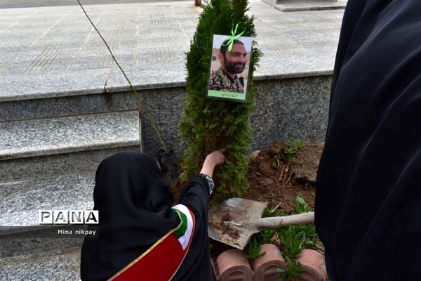 بزرگداشت شهدا در دبیرستان شاهد حجاب منطقه ۱۳