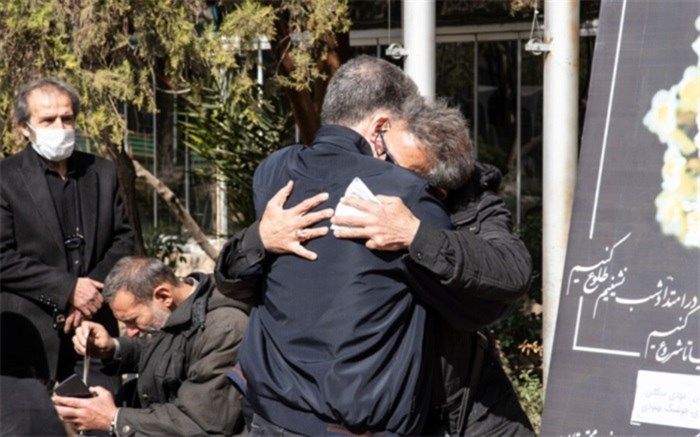 اندوهِ بدرقه‌کنندگانِ پیکر علیرضا غفاری