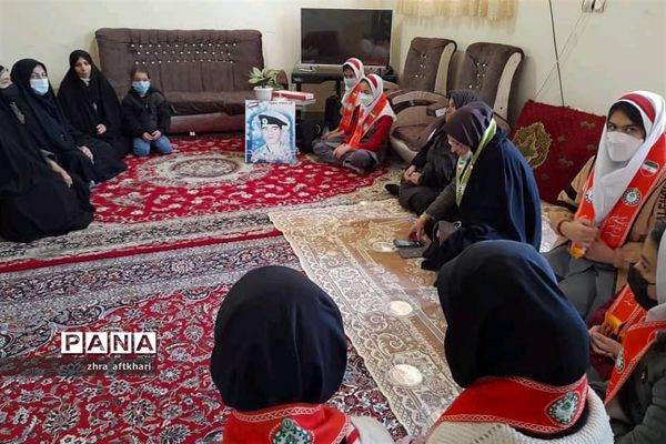 دیدار دانش‌آموزان عضو تشکل پیشتازان شهرآوج با خانواده شهیدزین العابدین رمضانی