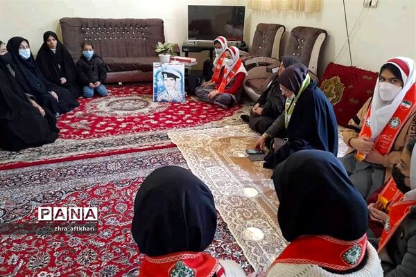 دیدار دانش‌آموزان عضو تشکل پیشتازان شهرآوج با خانواده شهیدزین العابدین رمضانی
