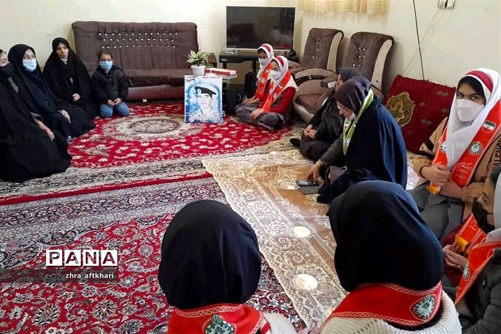 دیدار دانش‌آموزان عضو تشکل پیشتازان شهرآوج با خانواده شهیدزین العابدین رمضانی
