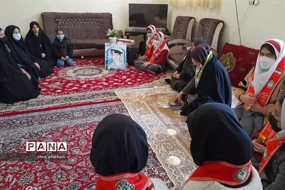 دیدار دانش‌آموزان عضو تشکل پیشتازان شهرآوج با خانواده شهیدزین العابدین رمضانی