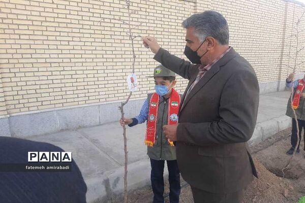 جشن تولد زمین در آموزشگاه شهیدین قاسمی
