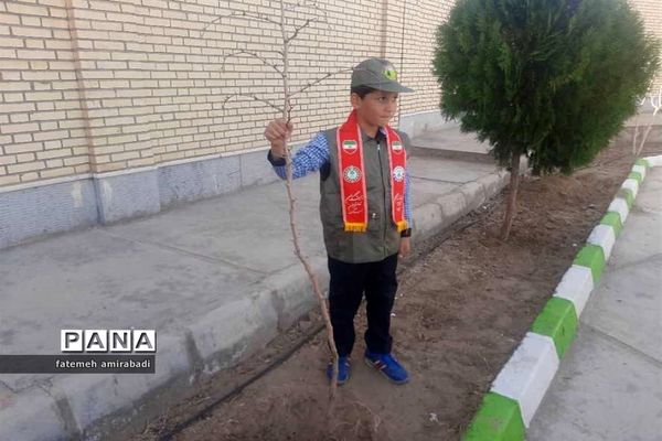 جشن تولد زمین در آموزشگاه شهیدین قاسمی