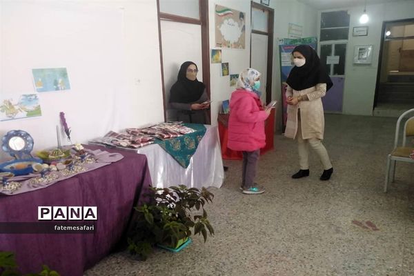 مراسم تقدیر از دانش‌آموزان برتر دبستان نجمه فیروزکوه