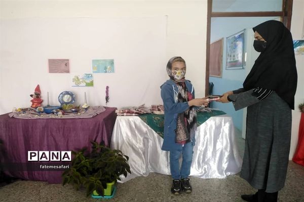 مراسم تقدیر از دانش‌آموزان برتر دبستان نجمه فیروزکوه