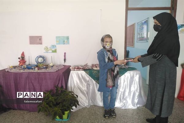 مراسم تقدیر از دانش‌آموزان برتر دبستان نجمه فیروزکوه