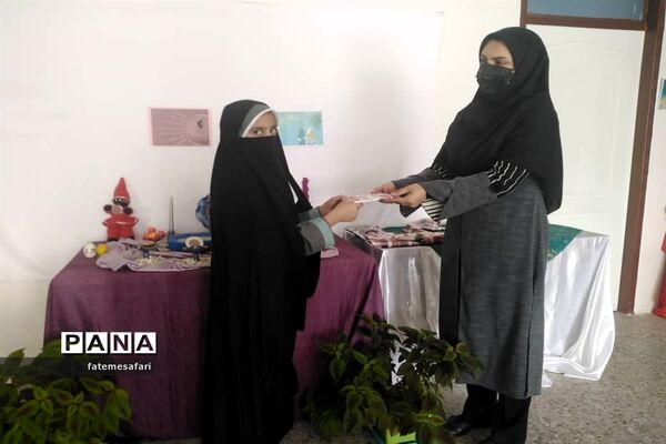 مراسم تقدیر از دانش‌آموزان برتر دبستان نجمه فیروزکوه