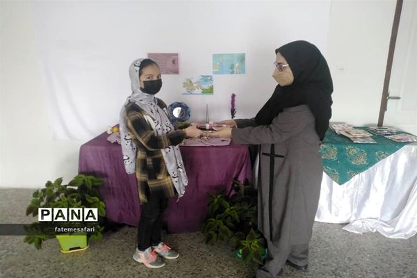 مراسم تقدیر از دانش‌آموزان برتر دبستان نجمه فیروزکوه