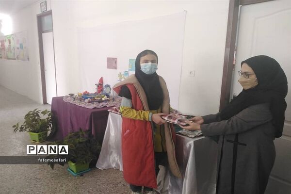 مراسم تقدیر از دانش‌آموزان برتر دبستان نجمه فیروزکوه