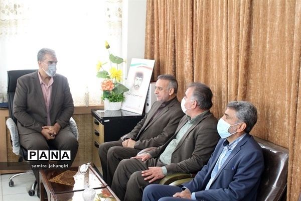 تقدیر مدیرکل آموزش و پرورش خراسان جنوبی از مدیر سازمان دانش آموزی استان به عنوان برادرشهید