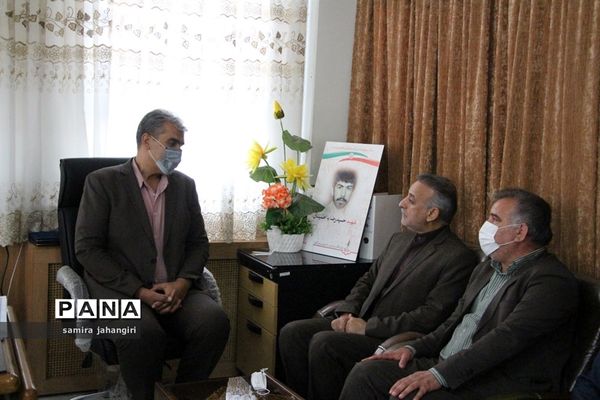 تقدیر مدیرکل آموزش و پرورش خراسان جنوبی از مدیر سازمان دانش آموزی استان به عنوان برادرشهید