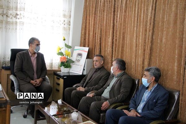 تقدیر مدیرکل آموزش و پرورش خراسان جنوبی از مدیر سازمان دانش آموزی استان به عنوان برادرشهید