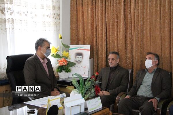 تقدیر مدیرکل آموزش و پرورش خراسان جنوبی از مدیر سازمان دانش آموزی استان به عنوان برادرشهید