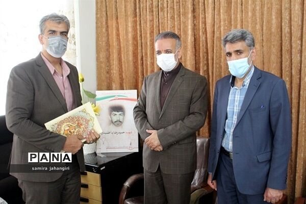 تقدیر مدیرکل آموزش و پرورش خراسان جنوبی از مدیر سازمان دانش آموزی استان به عنوان برادرشهید