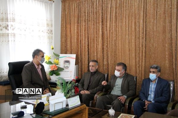 تقدیر مدیرکل آموزش و پرورش خراسان جنوبی از مدیر سازمان دانش آموزی استان به عنوان برادرشهید